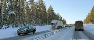 Lastbil och två personbilar i olycka på E4