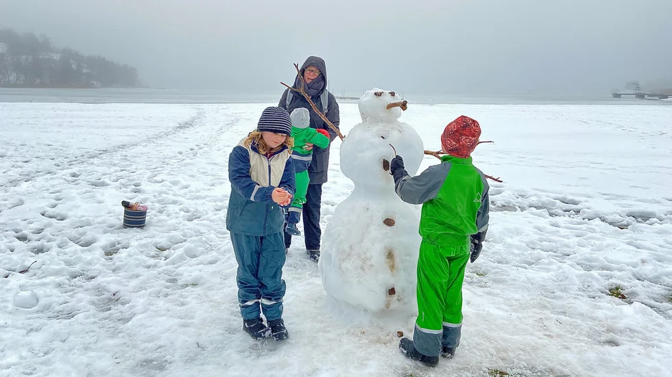 Sportlovsfirarna Elisabeth, Mia, Karl och Tore Gustavsson fick leta efter vinterkänslan, men hittade den till slut på Jogersös badstrand.