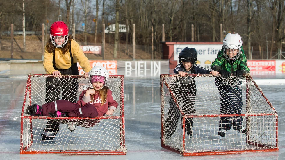 Matilda Lord och Ida Andersson utmanade Elias Göthberg och Valter Rosborg på målbursrace. De var eniga om att vintern hade kunnat vänta med att försvinna till sportlovet var slut.