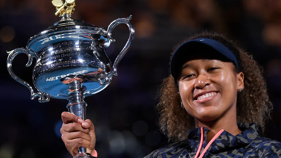 Naomi Osaka höjer pokalen för segern i Australian Open.