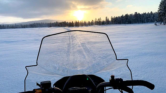 Lycka är att ta fram skotern och att längta till vårvintern i Varsavareby.