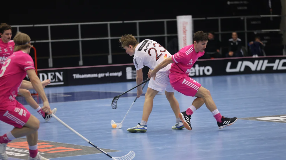Hampus Ahrén i duell med Falu-spelare.