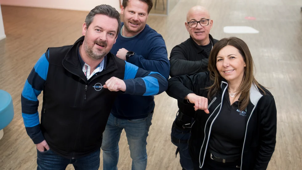 Henric Isaksson och Patrik Lundin, SSG facility services, från Motala köper Alex städservice av Zeina och Ilyas Bol som blir kvar i företaget som anställda. 