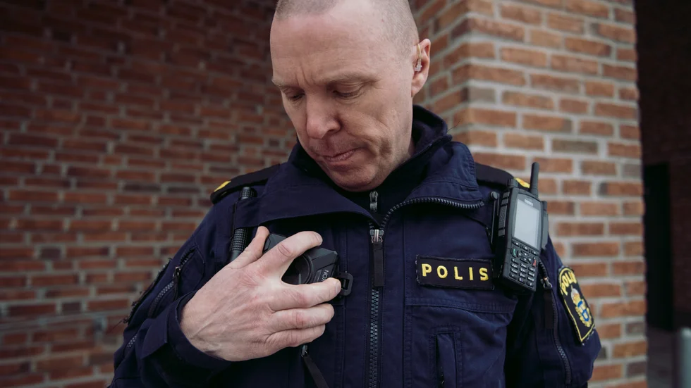 När kroppskameran aktiveras får polisen alltid tillgång till bilder som registrerats automatiskt under 30 sekunder innan kameran slogs på. På bilden Michael Hörnell som är kameraansvarig vid Uppsalapolisen.
