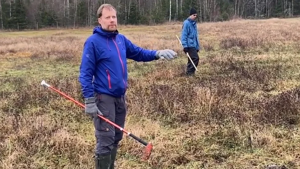 Geologen Andreas Forsberg på plats i Fröslunda.