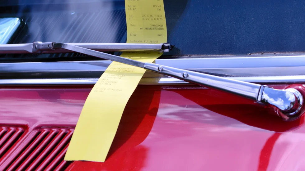 Drygt 300 bilar lappades i Varamon i helgen. Under uppdraget fick Securitas parkeringsvakter sin bil vandaliserad.