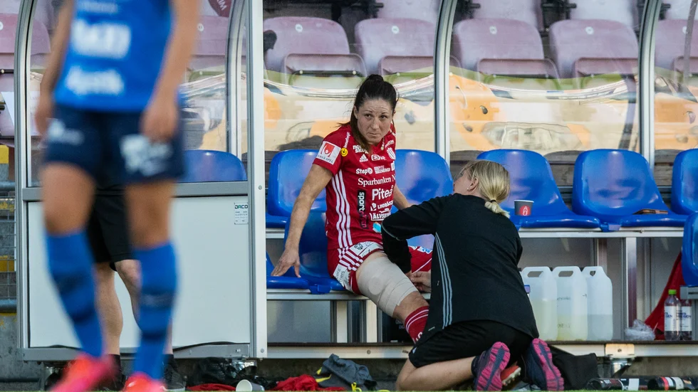 Josefin Johansson kunde inte slutföra matchen på grund av skada.