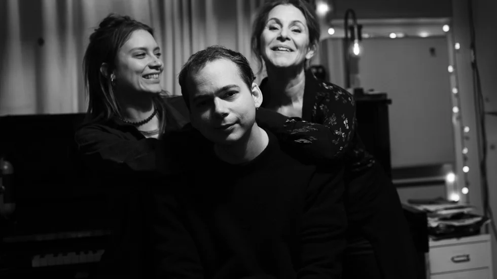 Paret Paulina Palmgren och Jonatan Järpehag har skrivit flera låtar till Helen Sjöholms kommande album. Redan nu kan man höra singeln "En ny tid", som Paulina skrivit på egen hand.
