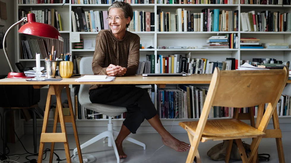 Johanna Ekström var 25 år när hennes mamma, författaren Margareta Ekström, drabbades av en stroke. I dag är hon 50 år, mamman är 90 år. I boken "Meningarna" skriver hon om sin mamma, om vem hon är nu och vem hon var före stroken, och om sin relation till modern.