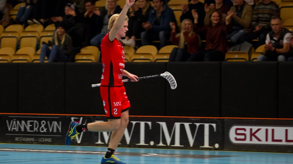 Jacon Larsson slog till med ett hattrick på bara fem minuter och gjorde totalt fyra mål när Solfjäderstaden besegrade Nyköping med 9-5.