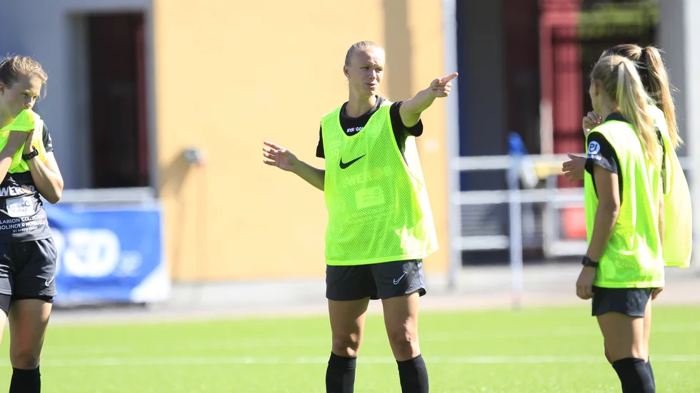Matilda Plan (mitten) gör sin första säsong som lagkapten för Eskilstuna United.