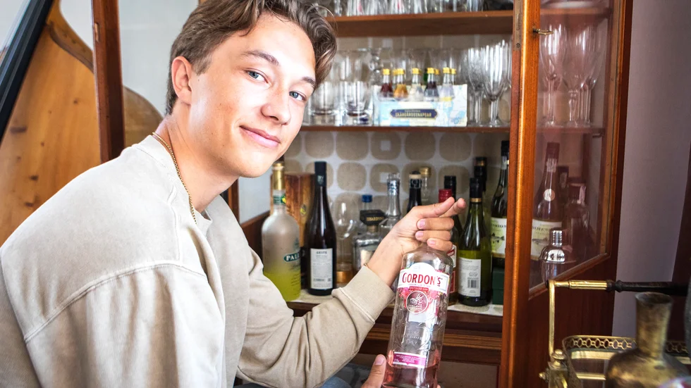 I sina videos vill Herman Wahlgren slå hål på fördomar om bartenders. "Jag är ingen machograbb bakom bardisken", säger han. I barskåpet hemma i Västerhejde är det oftast gin-flaskan som tar slut först, säger Herman.