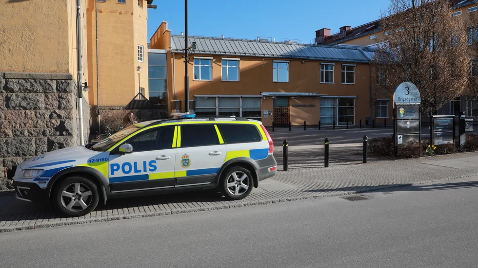 En 26-årig Motalabo har åtalats vid Linköpings tingsrätt för narkotikabrott, häleri och ringa vapenbrott.