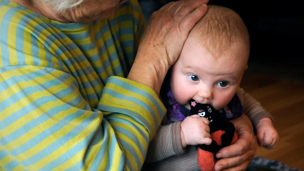 Ett generationshus skulle möjliggöra att vi som mormor och morfar kan vara med i de kostnader som uppstår och samtidigt kunna vara delaktiga, menar insändarskribenten.