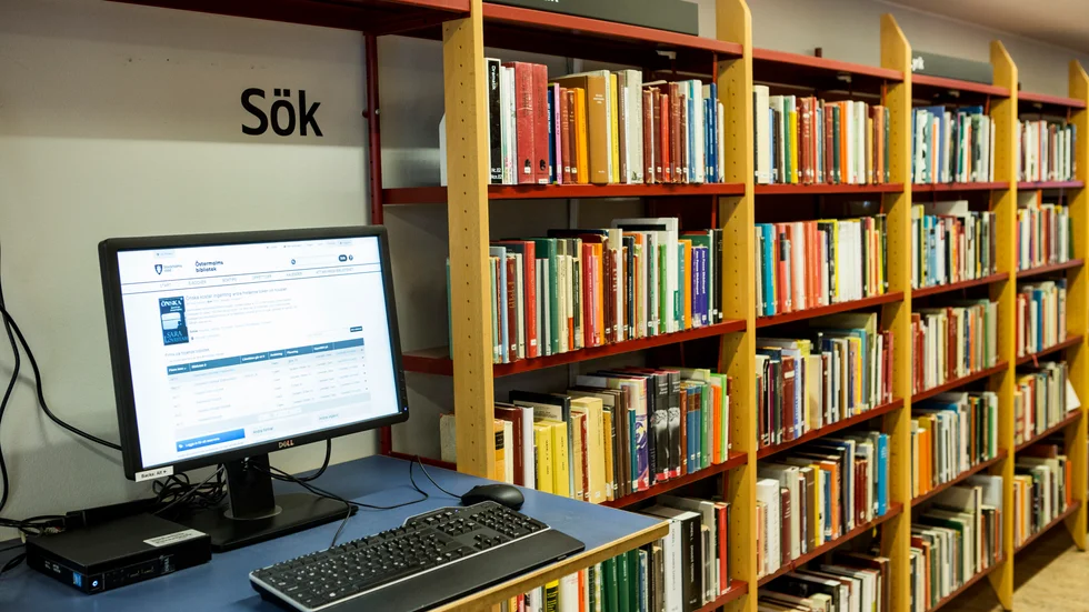 Biblioteken är fulla med besökare som inte iakttar restriktionerna, skriver Anette Sauer.
