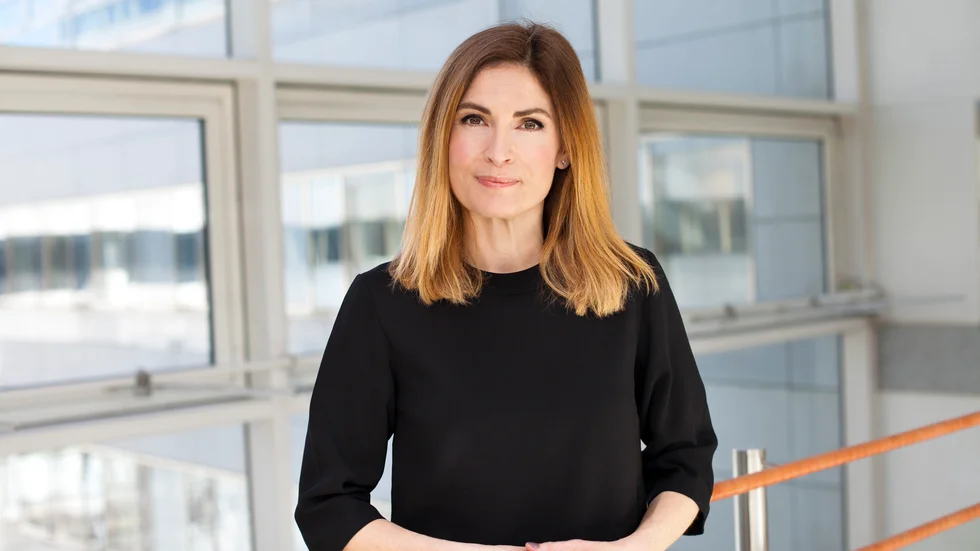 Emma Persson är privatekonom på Länsförsäkringar. Hon ger flera råd om hur unga bör tänka inför ett bostadsrättsköp. 