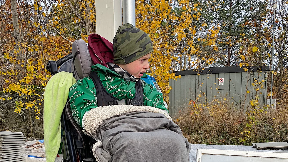 "Vid sådana här tillfällen blir det påtagligt hur extra beroende vi är av elektricitet för att allt runt omkring Lennon ska fungera", säger hans mamma Veronica Svensson efter tisdagsnattens strömavbrott.