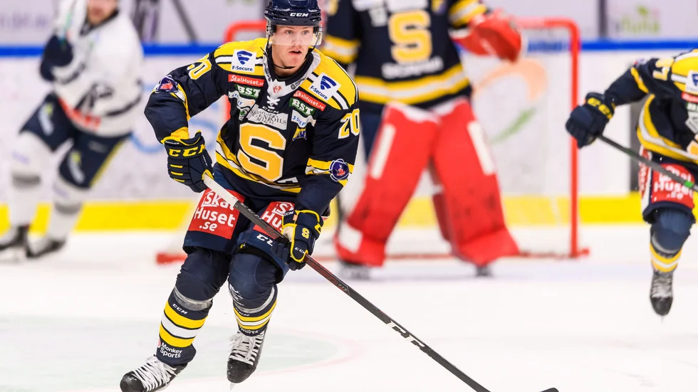 Carl Becker närmar sig Piteå Hockey. 