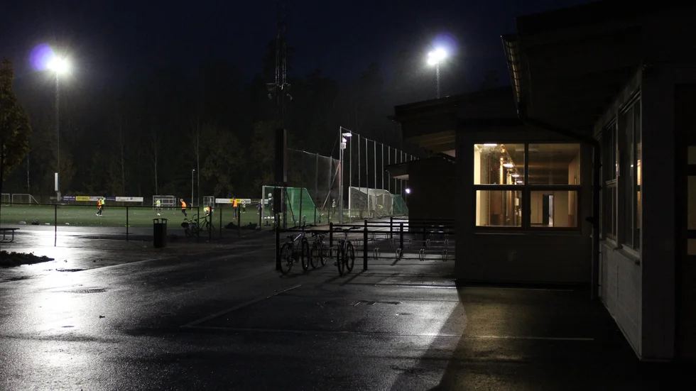 Det är här vid nya Klämman Arena som ungdomar gärna samlas och hittar på "kul", vilket även inbegriper att klättra på tak och vandalisera.