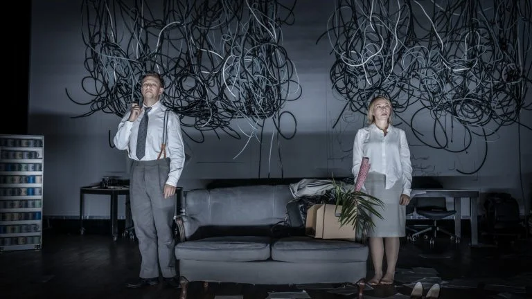 Assistenten - Anders Johannison - och mellanchefen Jenny - Frida Hallengren - i förvecklingar på kontoret.