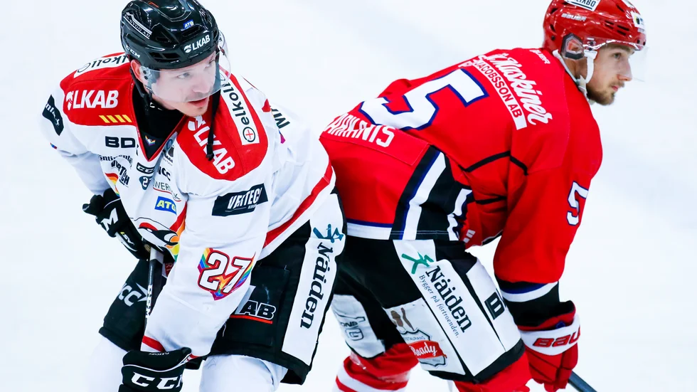 Kiruna IF:s Rihards Marenis, till vänster, får se helgens två matcher från läktaren eftersom att disciplinnämnden stängt av letten.