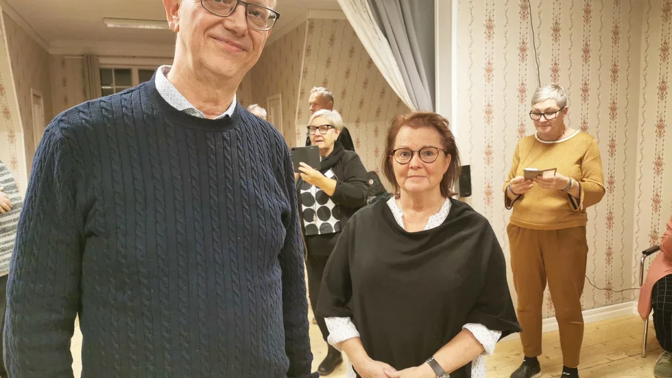 Jan Sundström, vårdutvecklare på psykatrikliniken, delade ut årets psykatripris till Moa-gruppen.