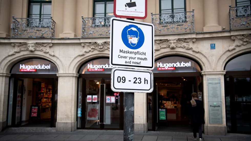 Uppmaning att bära munskydd vid Karlsplatz i München.