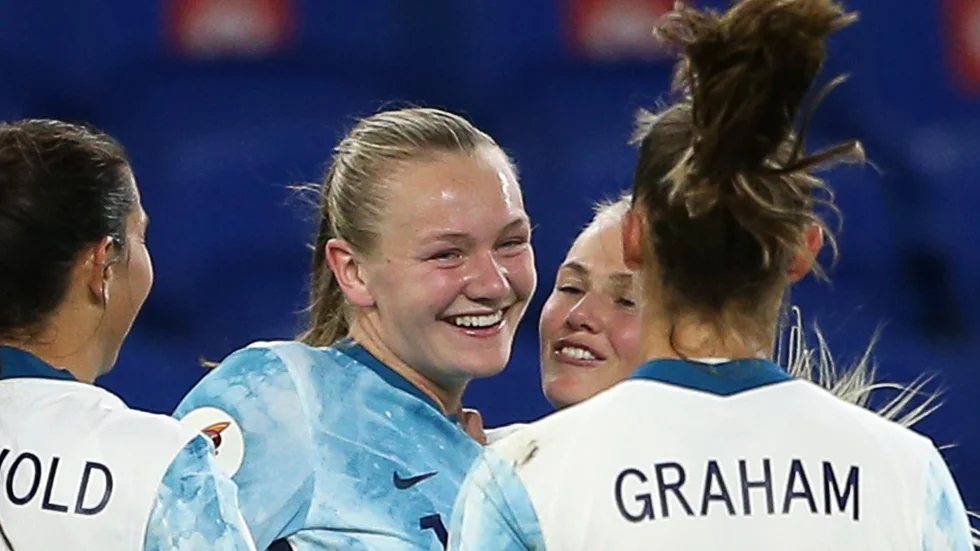 Frida Leonhardsen Maanum gratulerades efter sitt avgörande mål mot Wales.