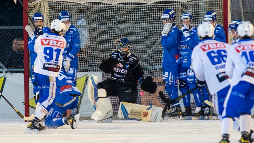 IFK Motalas målvakt Jussi Aaltonen försöker rädda, men Ilja Grachev gör 1-0 på hörna på stopptid i första halvlek. Det var hörnorna som var skillnaden när IFK Vänersborg vann elitseriepremiären.