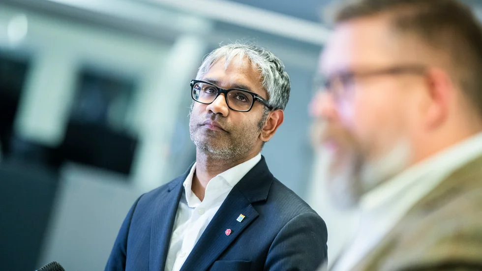 Kommunalrådet Fredrik Hansson ger inget besked än hur Socialdemokraterna ska hantera resultatet av folkomröstningen, som man förlorade stort.