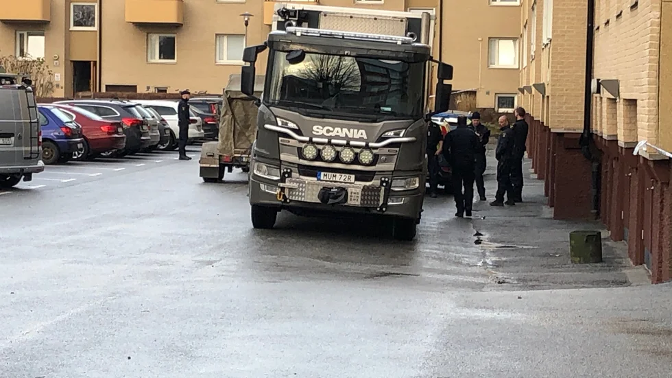 Nationella bombskyddet har precis anlänt till brottsplatsen för att göra en teknisk undersökning.