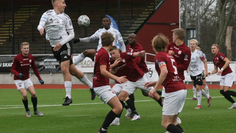 Mittbackarna Jesper Merbom Adolfsson och Ibrahim Koroma attackerar på en av många hörnor för Motala AIF. Men Maif kammade noll och Qviding gjorde två mål. Nu blir det division 2 för Maif.