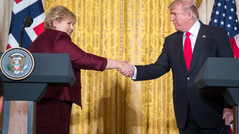 Norges statsminister Erna Solberg hälsar på USA:s president Donald Trump under en presskonferens i Vita huset 2018.