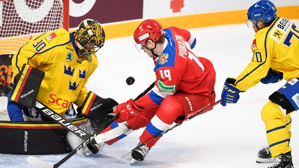 Målvakten Samuel Ersson håller undan när Vasilij Podkolzin oroar.