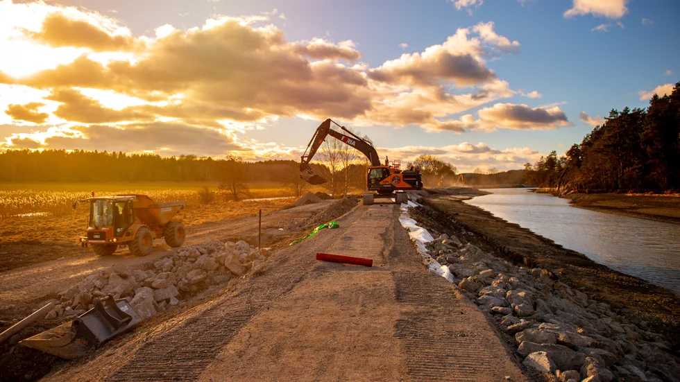 Bilden är från renoveringen av kanalen mellan Mem och Tegelbruket 2018. Nu ska samma sorts arbete utföras på sträckan Tegelbruket – Söderköpings gästhamn.