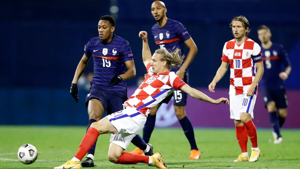 Kroaten Domagoj Vida, som här jagar bollen i Nations League-matchen mot Frankrike tidigare i höst, har testats positivt för corona.