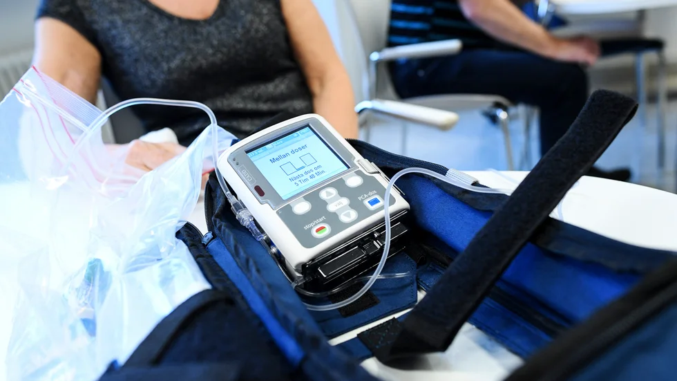 Allt fler botas från cancer tack vare forskning och bra vård. Men ungefär hälften av patienterna med bröstcancer, lungcancer och prostatacancer får inte sin vård inom utlovade ledtider. Det behöver förändras, menar debattörerna.