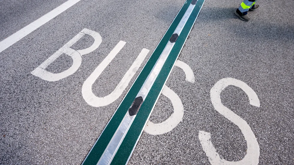 En elväg där bussar kan laddas med laddskena byggs nu i Sydsverige. Takten på elvägsprojekt och elvägsutbyggnad måste öka, bland annat med riktade bidrag för installation, skriver Transportföretagen.