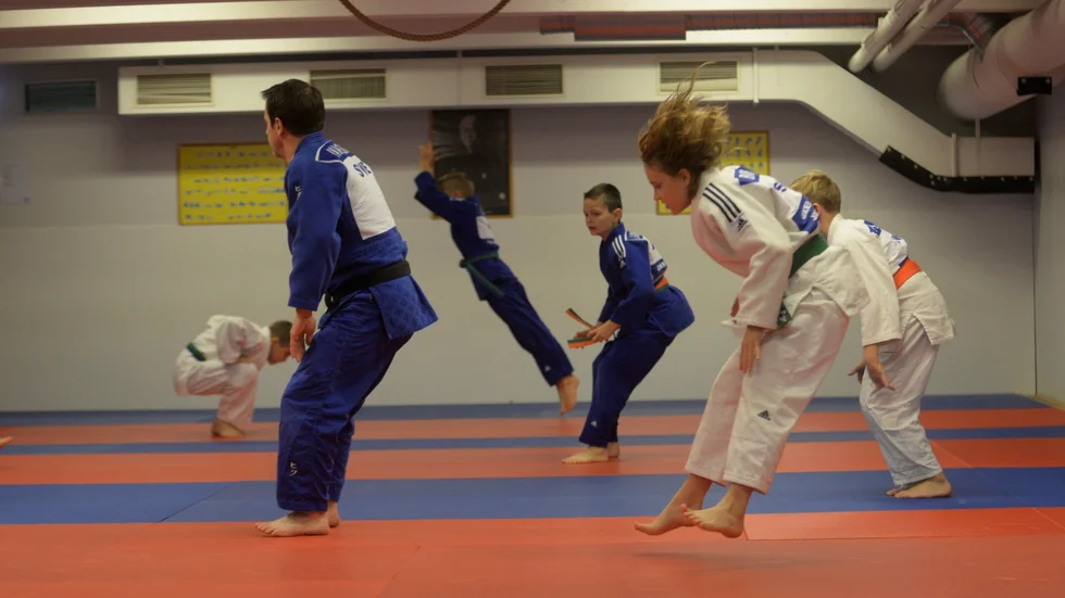 Oxelösunds judoklubb ändrade sina träningsrutiner förra veckan för att kunna hålla igång ungdomarna. "Det är en utmaning att hitta på övningar" sa instruktören Peter Ivarsson då. Nu är verksamheten pausad.