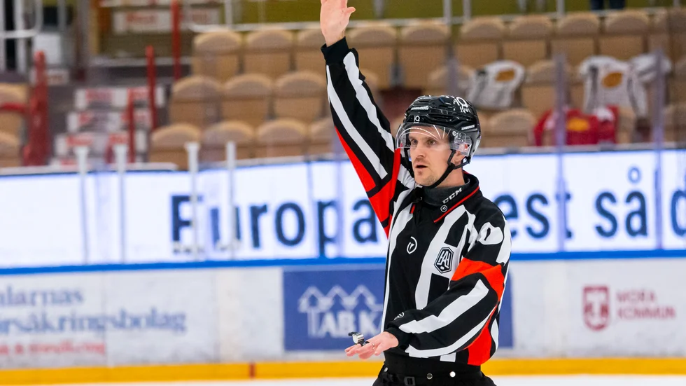 Tidigare Tre Kronor-spelaren, Munksundsfostrade Stefan Johansson, höjer en arm och uppmanar tidigare aktiva spelare att börja döma.