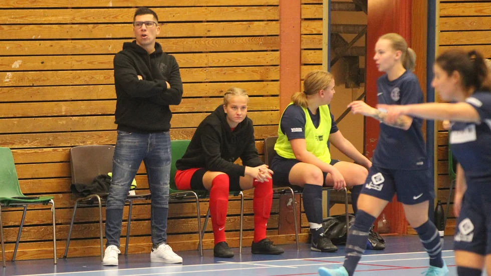 Slaven Novosels Ektorp jagar slutspelsplats. Tre omgångar återstår i den tajta tabellen. Vi sänder mötet mot Borås på sajten på lördag.