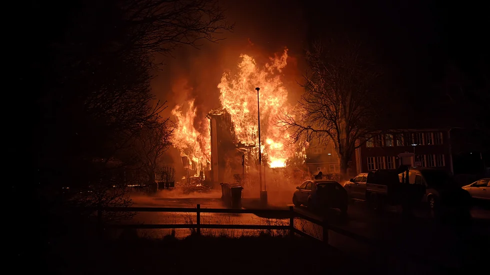"Huset var som en fackla", förklarar Johan Wester. Av huset blev ingenting kvar. Men han och sonen Mattias tog sig ut, precis som grannarna i den gamla trävillan innan det var för sent.