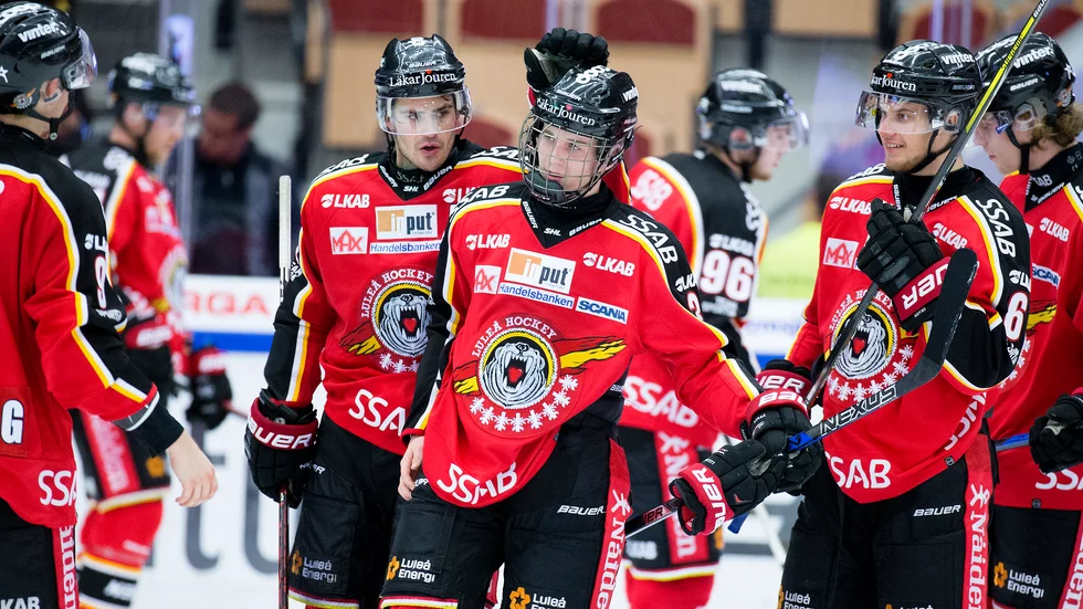 Nils Lundkvist klappas om av Karl Fabricius efter att ha gjort sin första match i Luleå Hockeys tröja.