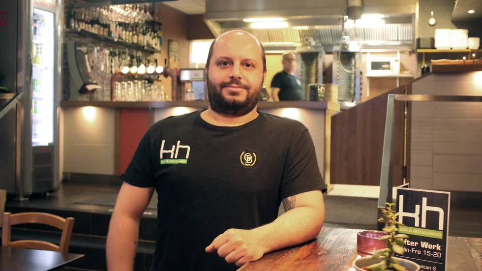 För en mindre restaurang som lever på det man drar in vecka efter vecka och helg efter helg är situationen tuff. "Man tänker hela tiden. Det har inte blivit mycket sömn på sistone", säger James Dankha.