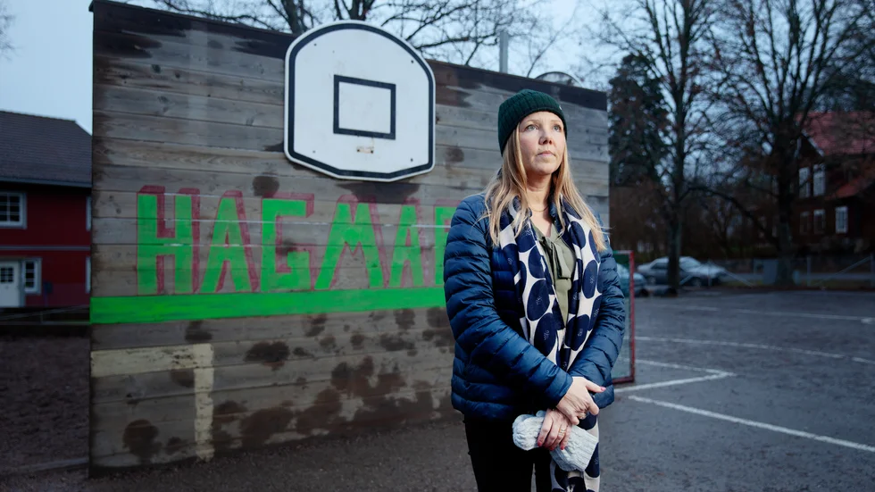 Annika Brodén, rektor vid Hagmarkens förskola och skola i Bälinge, tittar på vilka effekter minskad skolpeng på en halv miljon kronor innebär för verksamheten.