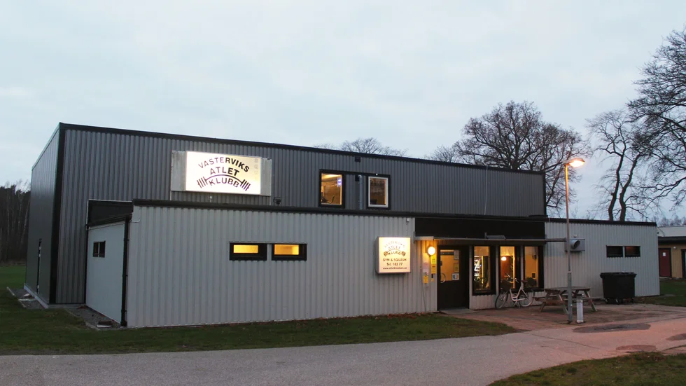 Västerviks Atletklubb får ha sitt gym öppet, trots att verksamheten bedrivs i kommunalt ägda lokaler.