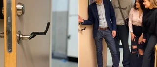 Elevernas udda handtag ska minska smittspridningen
