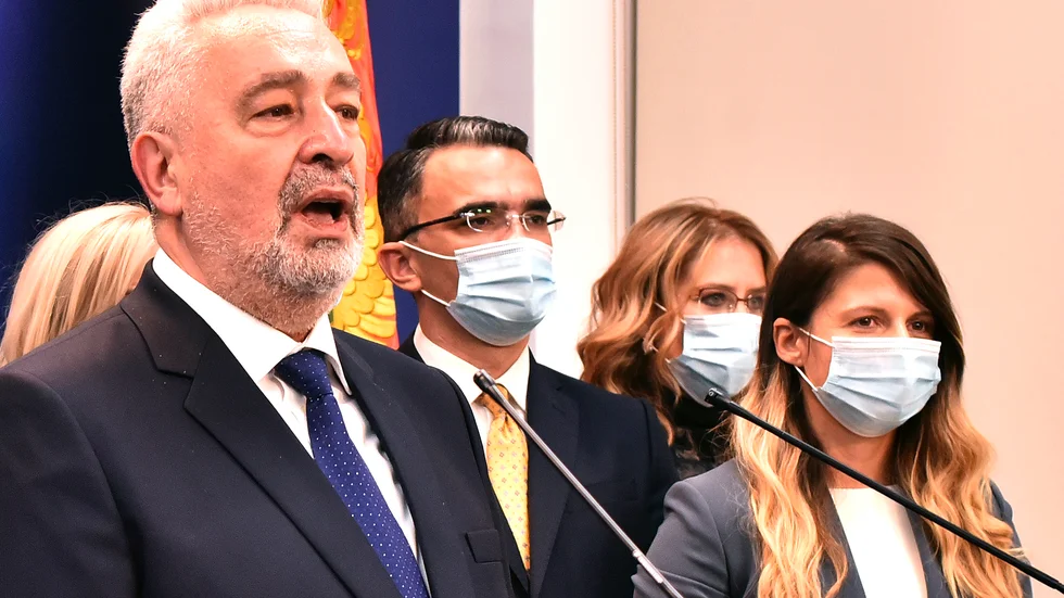 Montenegros nya premiärminister Zdravko Krivokapic talar i parlamentet i huvudstaden Podgorica på fredagen sedan hans koalition vunnit knappt.