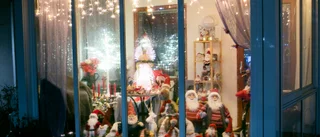 Birgitta bjuder grannarna på julstämning