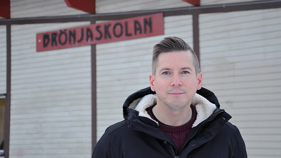 Utsedd till årets lärare i Norrbotten. Daniel Anttila jobbar i dag som högstadielärare på Brönjaskolan i Sävast. " "Jag vill tacka mina elever för nomineringen och för att de också gör mig bättre som lärare", säger vinnaren.

